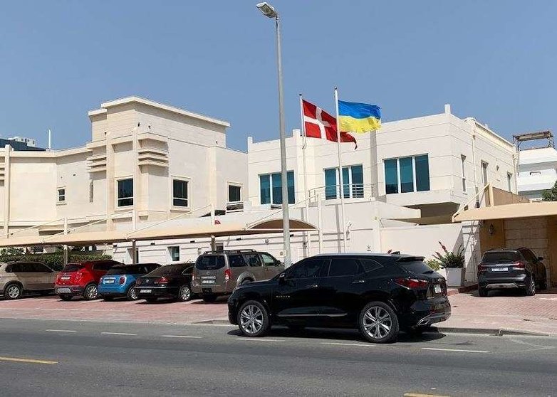 Bandera de Ucrania en el consulado danés en Dubai. (EL CORREO)