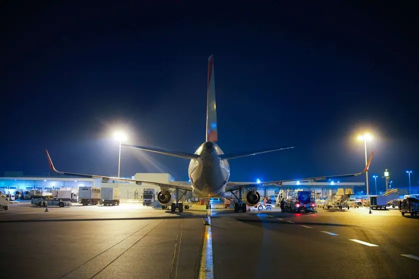 A modo ilustrativo un avión en pista en el aeropuerto Abu Dhabi. (WAM)