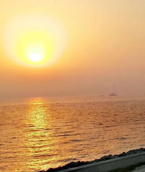 Atardecer en el Golfo Arábigo. (EL CORREO)