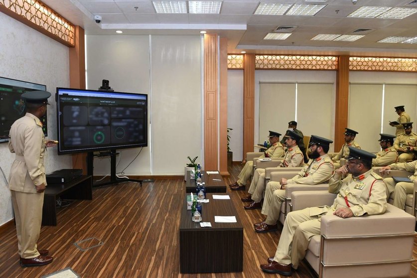 La Policía de Dubai durante la presentación de los datos. (Twitter)