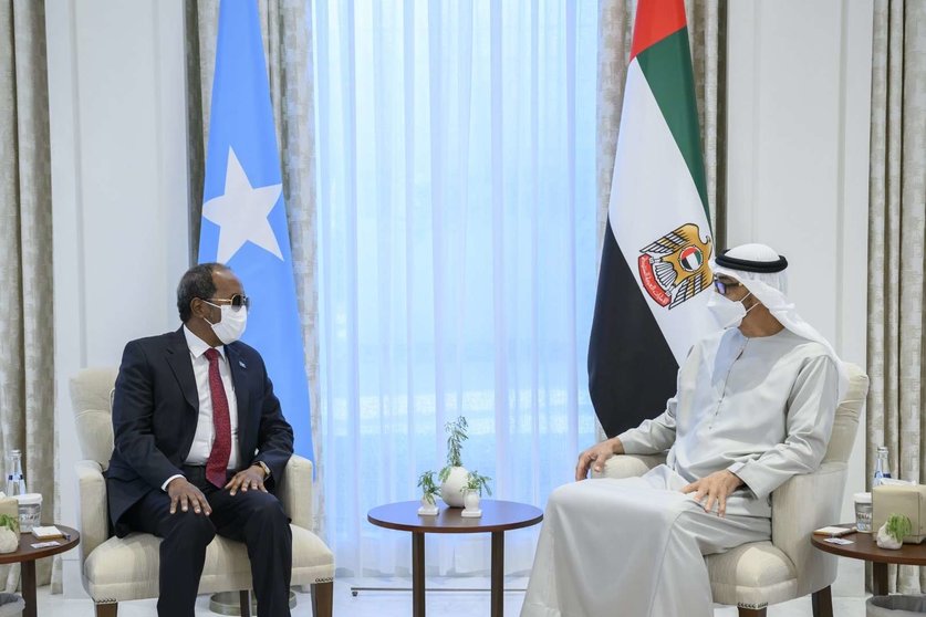 Un momento del encuentro entre los presidentes de EAU y de Somalia. (WAM)
