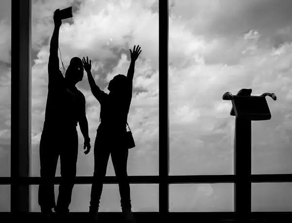 Una pareja se hace un selfie en el Burj Khalifa de Dubai. (pxhere.com)