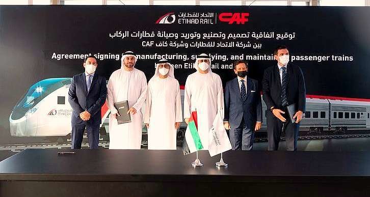 Los representantes de Etihad Rail y de la empresa española CAF, tras la firma del acuerdo. (Abu Dhabi Media Office)
