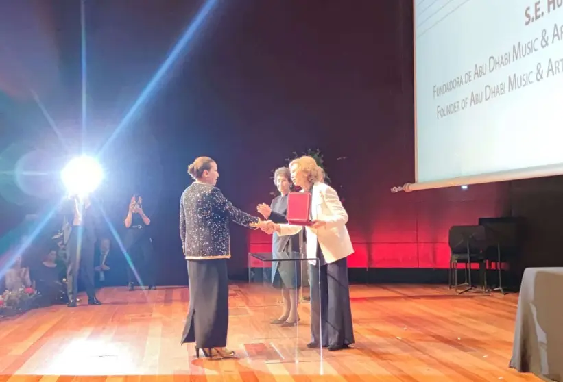 Doña Sofía entrega la medalla a Huda Alkhamis. (Twitter)