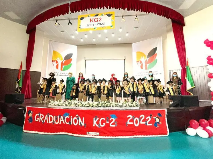 Los graduados en The Spanish School of Abu Dhabi sobre el escenario junto a sus profesores. (EL CORREO)