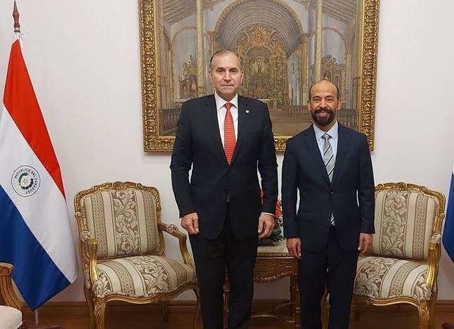 El ministro de Relaciones Exteriores paraguayo (izquierda) junto al embajador de Emiratos Árabes Unidos, Saeed Abdulla Saif Joula Alqemzi. (Gobierno de Paraguay)