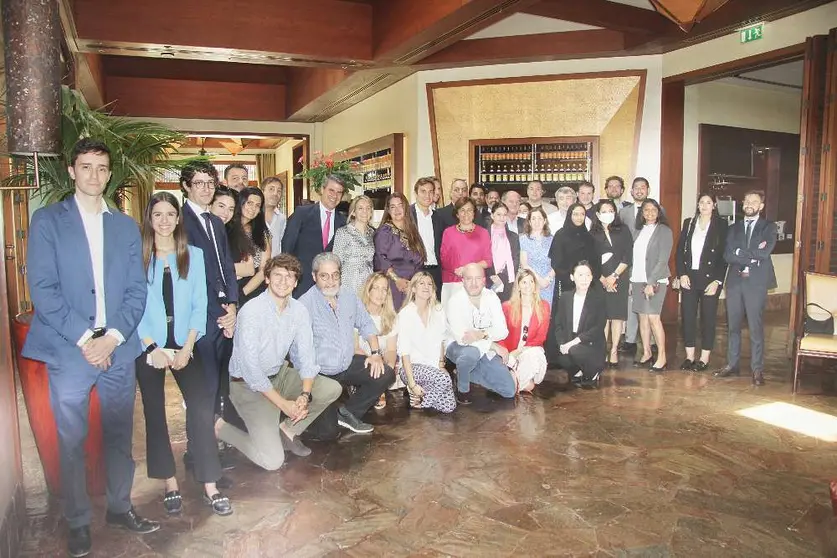 Foto familia del desayuno del Spanish Business Council celebrado 30 de junio en el hotel Grand Hyatt Dubai. (EL CORREO)