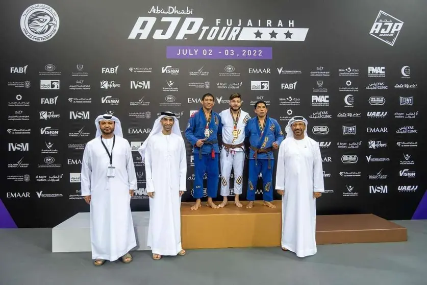 El colombiano Willy Fernández en el centro del podio recibió la medalla de manos del ministro emiratí de Comercio Exterior en el centro de la imagen. (Cedida)