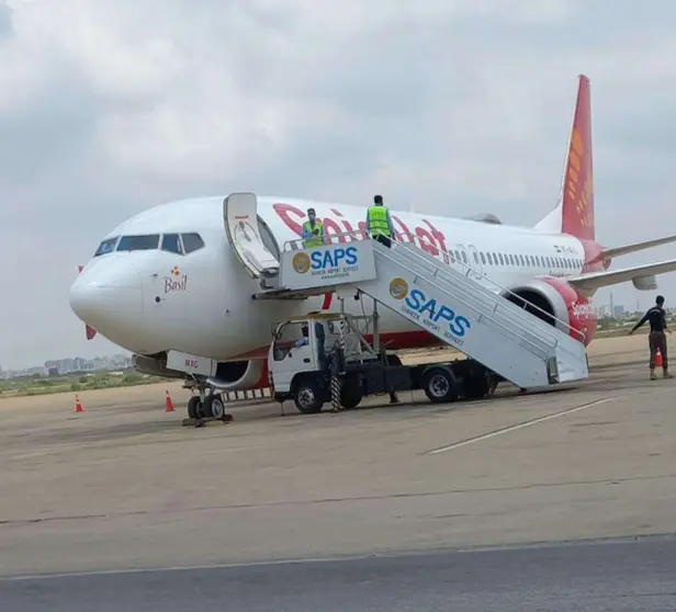 El avión de Spicejet en la pista del aeropuerto de Karachi. (Twitter)