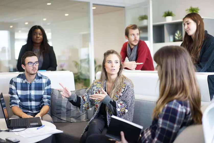 Si estás dirigiendo una reunión o si te toca hacer una presentación frente a tu equipo de trabajo, es importante que trabajes en tu tono de voz. (pxhere.com)