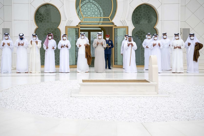 El presidente de EAU reza en la Gran Mezquita Jeque Zayed de Abu Dhabi. (WAM)