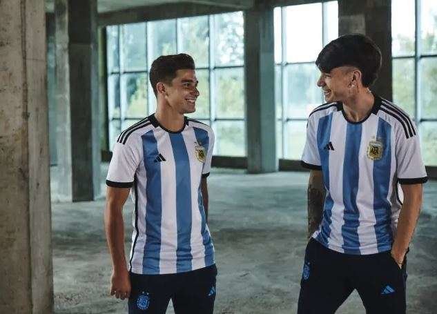 La camiseta de la Selección Argentina en Qatar 2022. (Twitter)