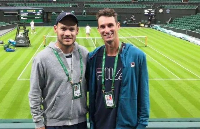 El entrenador colombiano Ramírez (a la izquierda) junto al tenista Alexander Ritschard en la pista central de Wimbledon. (Cedida al diario The National)