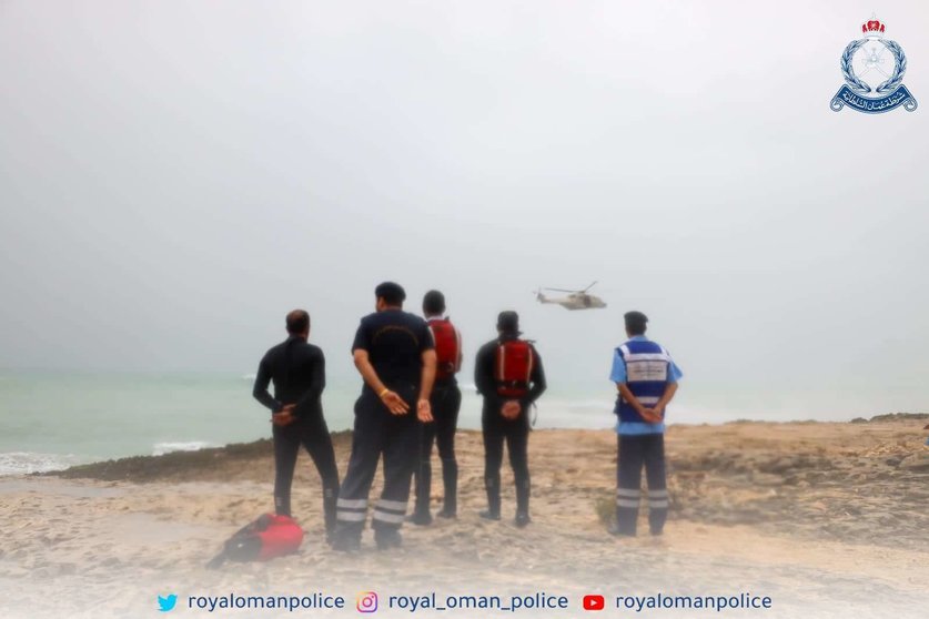La Policía Real de Omán publicó imágenes de la búsqueda del cuerpo de la niña.