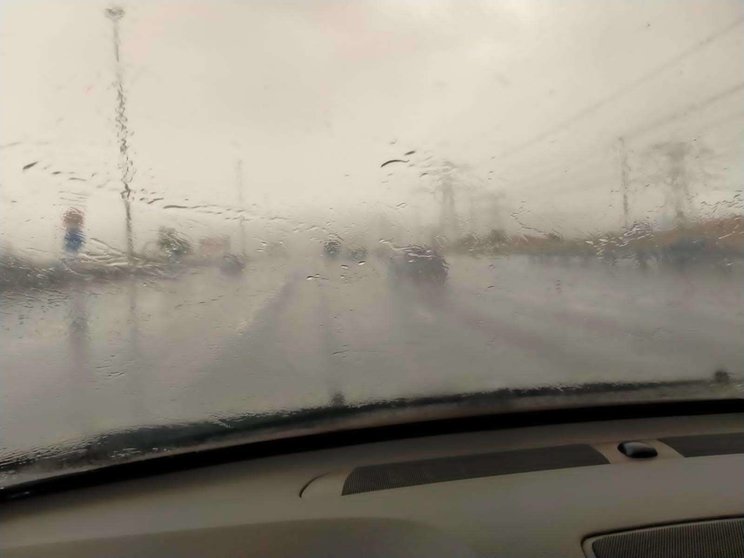 Lluvia y tormenta de arena en la Emirates Road en la frontera entre Dubai y Sharjah este viernes. (Richard Ramos/ EL CORREO)
