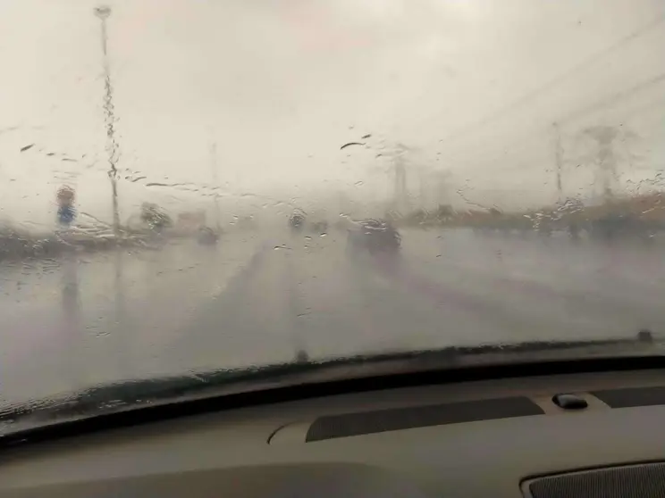 Lluvia y tormenta de arena en la Emirates Road en la frontera entre Dubai y Sharjah este viernes. (Richard Ramos/ EL CORREO)