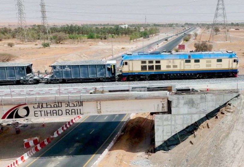 El tren de Eetihad Rail circula por EAU. (Twitter)
