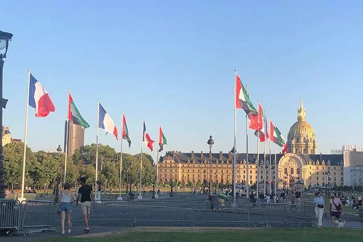 Las banderas de Emiratos en París. (Twitter)