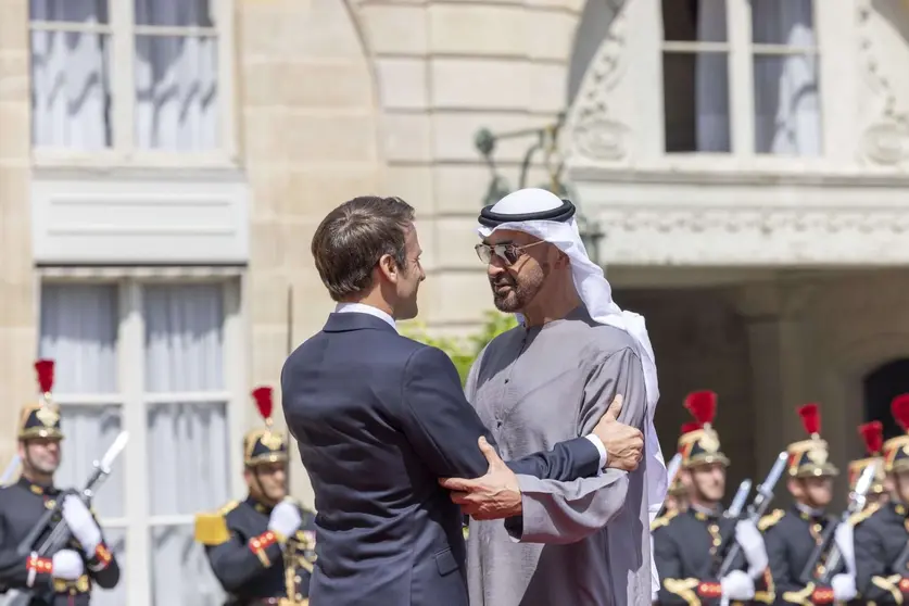 Los presidentes de Emiratos y Francia este lunes en Paría. (Twitter)