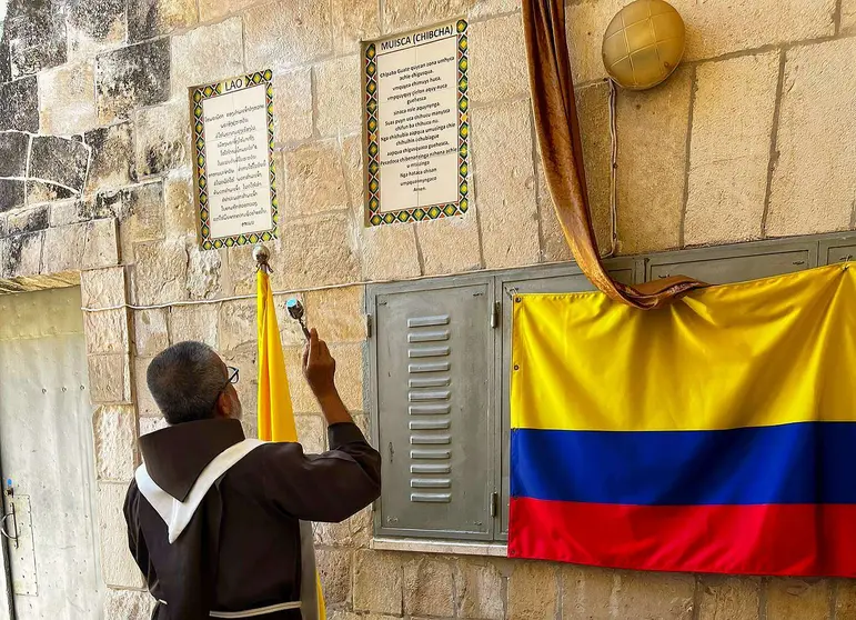 Bendición de la placa con el Padre Nuestro en Muisca en iglesia del Monasterio Carmelita situado en el Monte de los Olivos de Jerusalén. (Cedida)