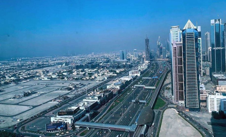 Vista aérea de la autopista E-11 a su paso por Business Bay en Dubai. (EL CORREO)