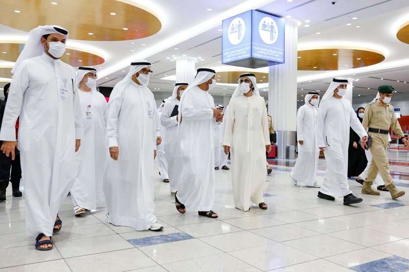 El gobernante recorre el aeropuerto de Dubai. (WAM)