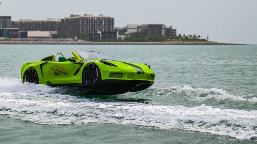 Un jetcar por la playa de Dubai. (Twitter)