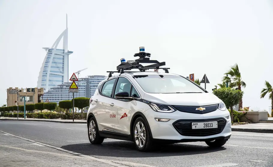 El coche eléctrico con el hotel Burj Al Arab al fondo. (WAM)