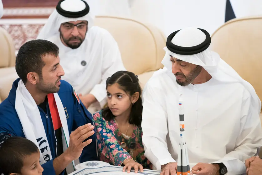 Sultan Al Neyadi y Mohamed bin Zayed. (Abdullah Al Junaibi)
