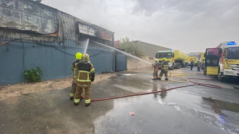 Bomberos intervienen en el incendio de un almacén en Dubai. (Defensa Civil de Dubai)