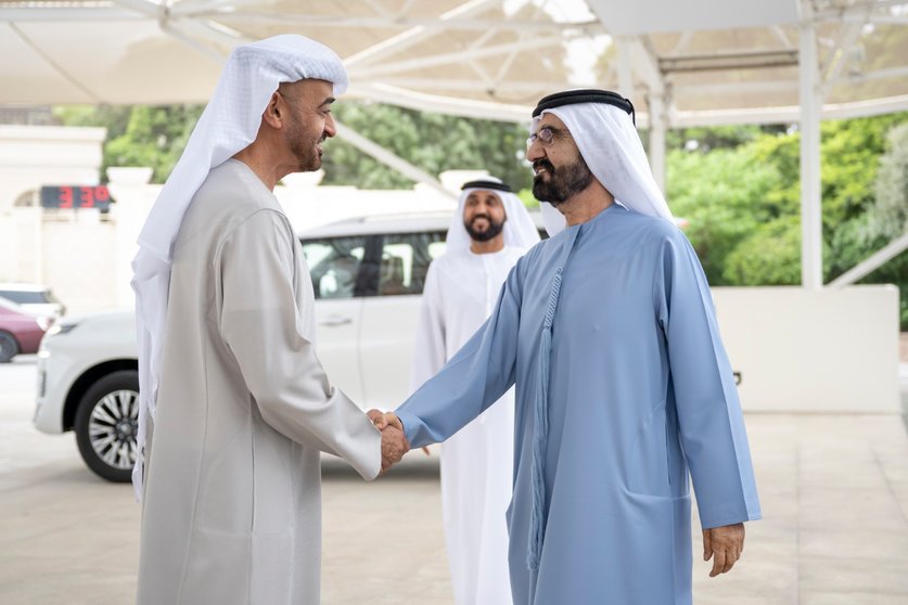 El presidente de Emiratos y el gobernante de Dubai durante el encuentro. (WAM)