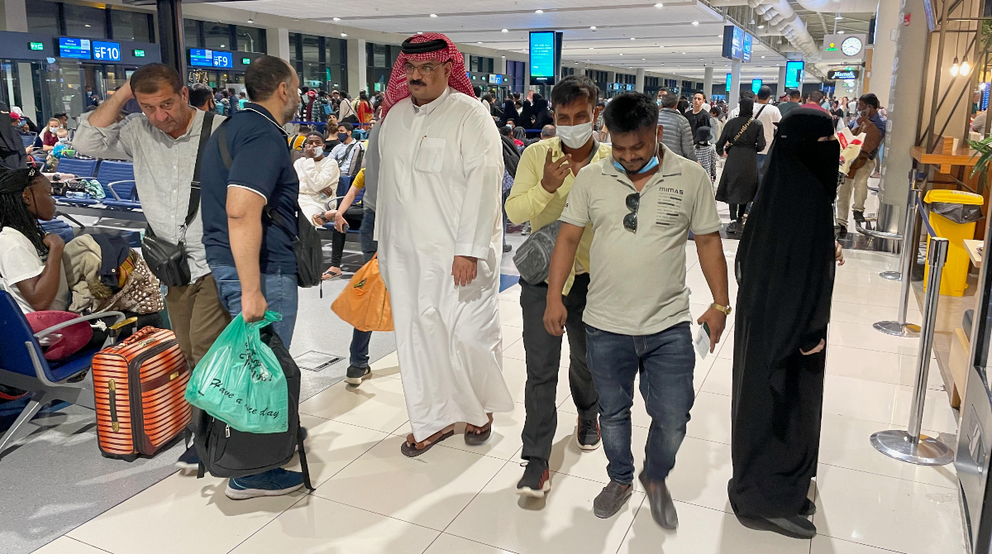 Mujer con velo en la Terminal 2 del Aeropuerto Internacional de Dubai. . (EL CORREO)