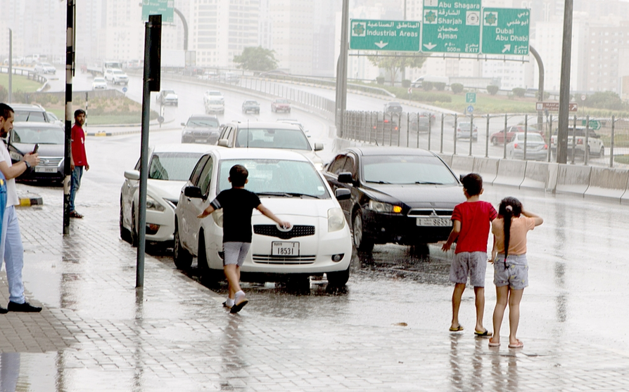 La lluvia cae en la frontera entre Dubai y Sharjah. (Twitter)