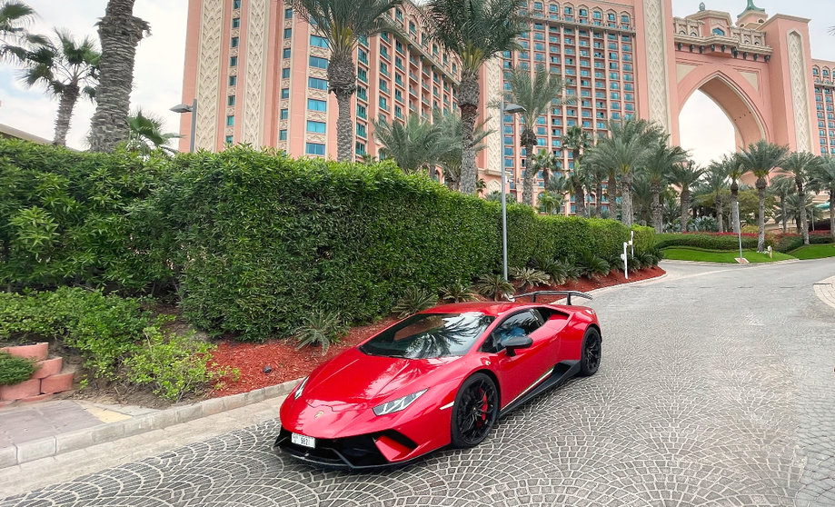 Un deportivo de la marca Lamborghini en el acceso al hotel Atlantis, situado en La Palmera de Dubai. (EL CORREO)