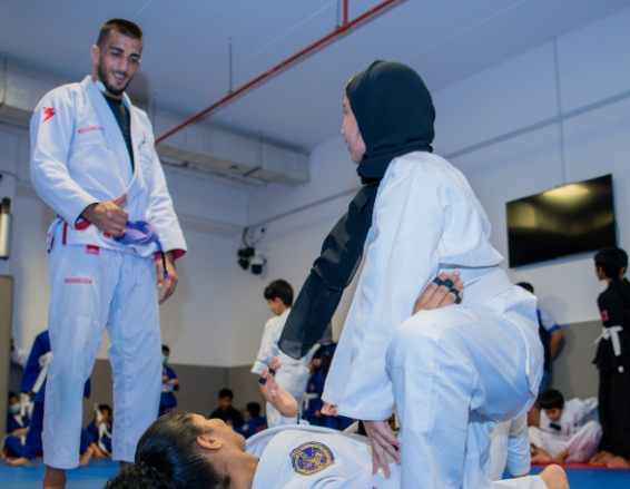 Dos practicantes de jiu jitsu del campamento de verano. (WAM)
