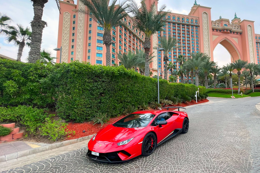 Lamborghini ante el hotel Atlantis en Dubai. (EL CORREO) (1)