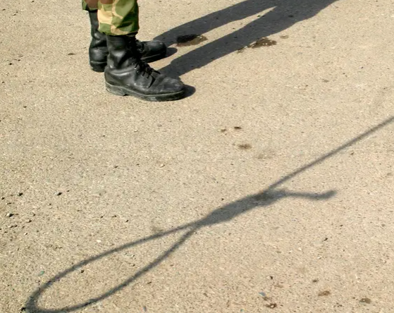 La sombra de un policía iraní y una soga en el suelo antes de una ejecución en Pakdasht, al sur de Teherán. (Fuente externa)