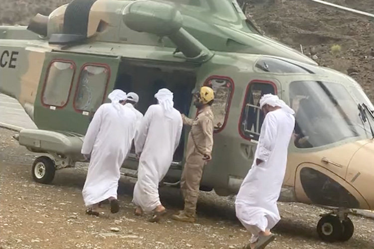 Helicóptero de la fuerza aérea de Omán realiza una operación de evacuación en Wilayat de Madha. (Policía de Omán)