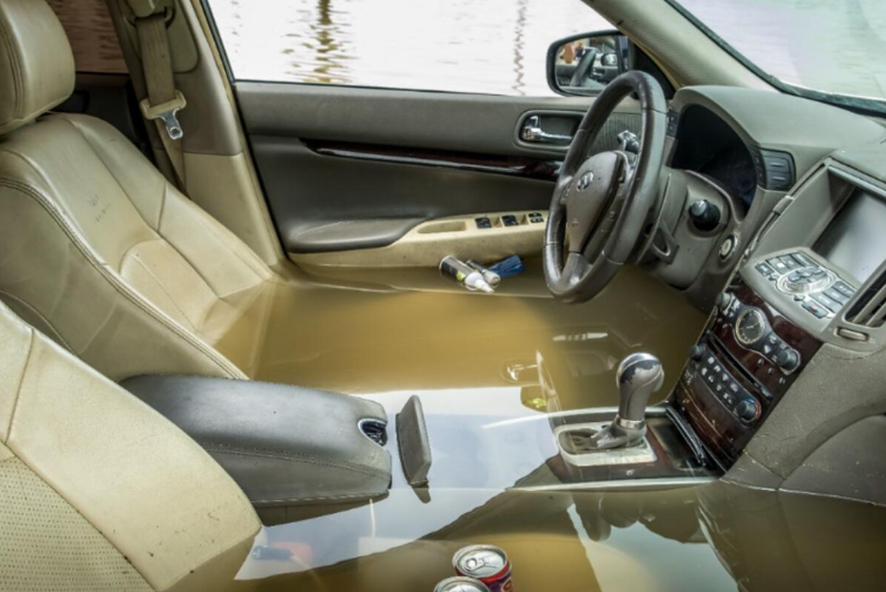 Un coche dañado por el agua en el emirato de Fujairah. (Twitter)