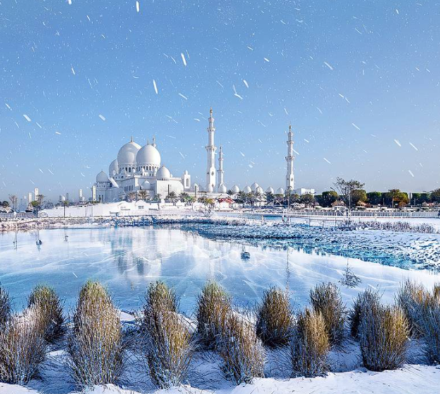 La Gran Mezquita de Abu Dhabi cubierta por la nieve gracias al artista.
