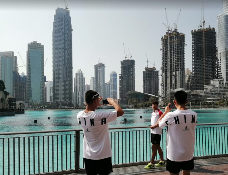 Una imagen de turistas chinos en la Fuente de Dubai. (EL CORREO)