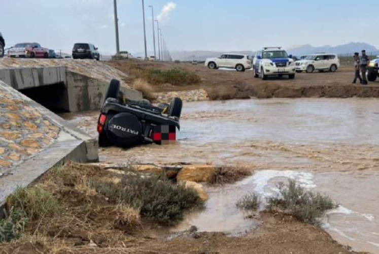 En la imagen de la Policía de Abu Dhabi el coche tras el accidente.