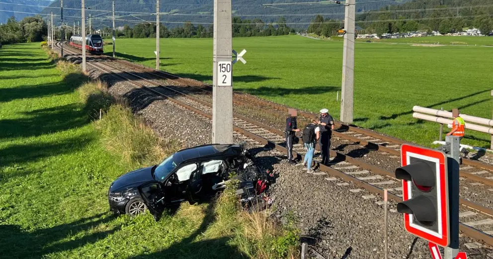 Estado en el que quedó el coche tras el choque con el tren. (Twitter)