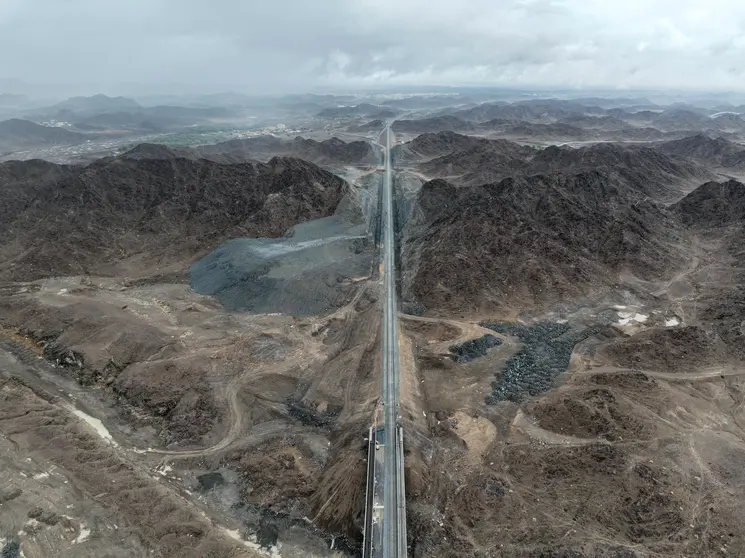 La Línea férrea atraviesa las montañas del emirato de Fujairah. (Etihad Rail)