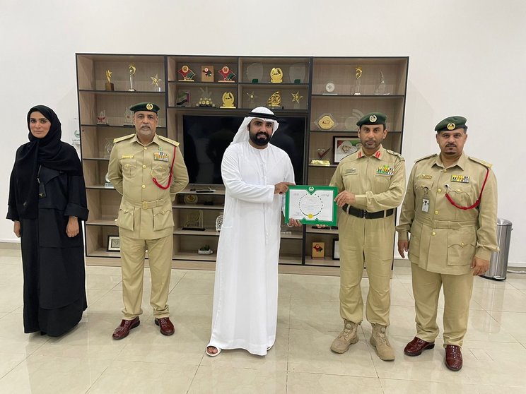 La Policía de Dubai difundió esta imagen de la entrega del reconocimiento al emiratí.
