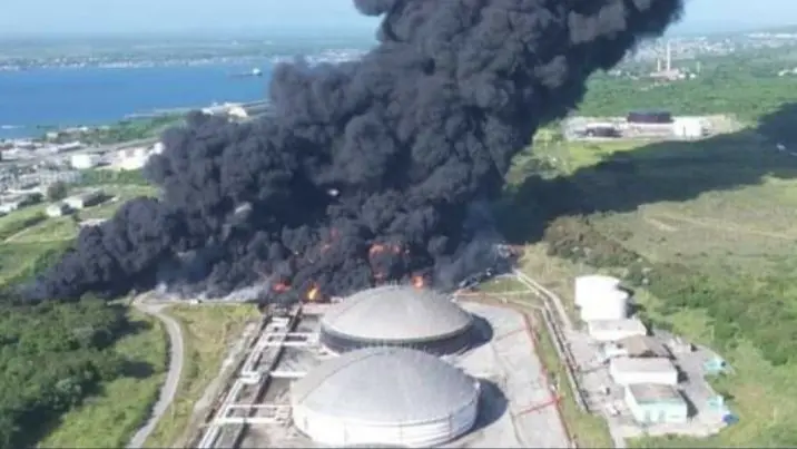 Una imagen del incendio en depósito de combustible en Cuba. (Twitter)