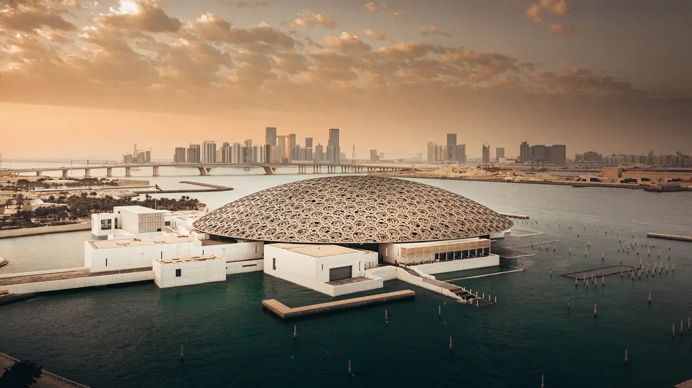 Una imagen exterior del Louvre de Abu Dhabi. (WAM)