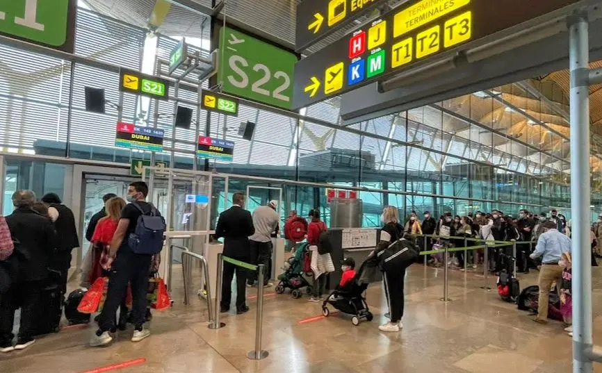 Puerta de embarque en Barajas de un vuelo a Dubai. (EL CORREO)