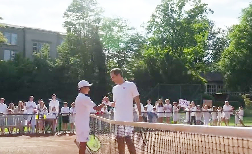 El pequeño Zizou con Roger Federer, su ídolo. (Imagen extraída de un vídeo difundido en Twitter)