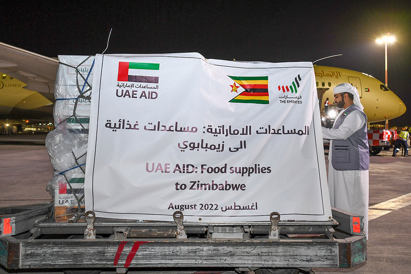 Carga de alimentos enviada por Emiratos a Zimbaue. (WAM)